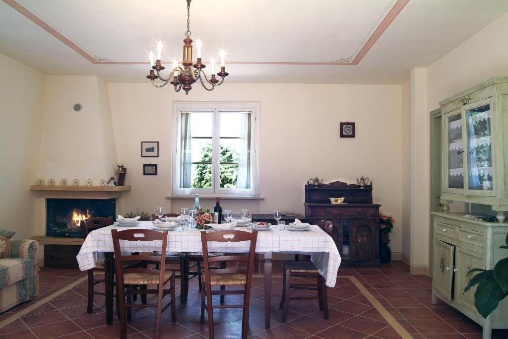 San Giovanni Al Monte Collazzone Bilik gambar